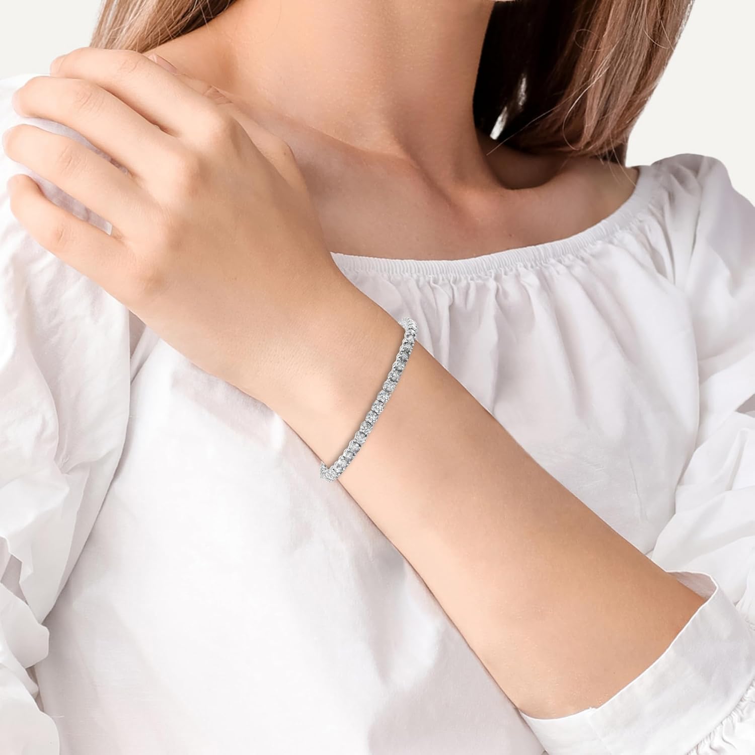 Diamond tennis bracelet in white gold with round cut stones, classic luxury — view 1